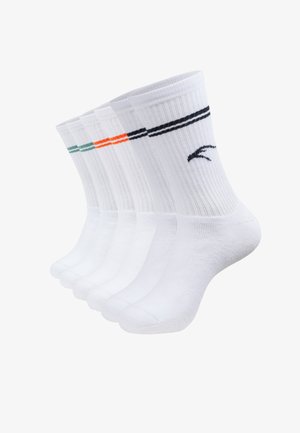Cinq paires de chaussettes blanches montantes avec une texture côtelée, chacune présentant des rayures de différentes couleurs près du haut : vert, orange, noir, noir, noir.