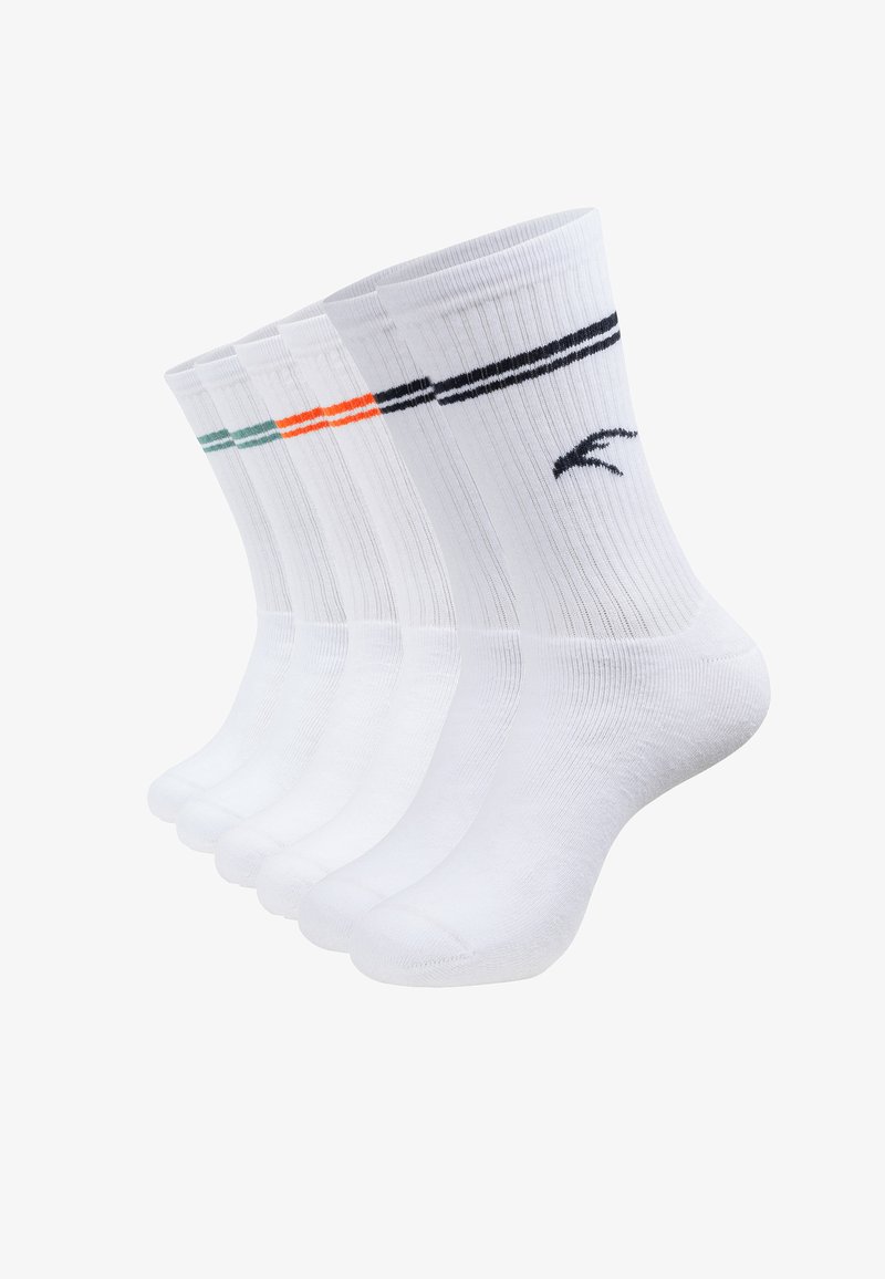 Cinco pares de calcetines blancos de caña media con textura acanalada, cada uno con rayas de diferentes colores cerca de la parte superior: verde, naranja, negro, negro, negro.