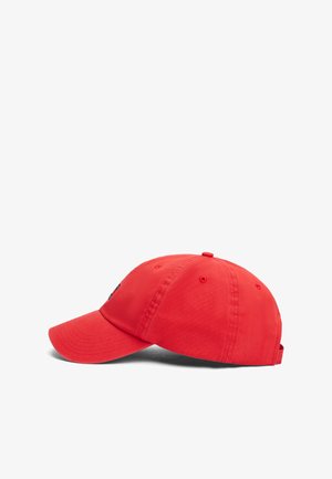 Boné de basebol vermelho em algodão com uma copa arredondada, aba curvada e detalhe bordado na frente. Possui ilhós de ventilação e faixa ajustável.
