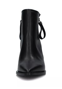 Stivaletti neri in pelle con punta appuntita, cerniera laterale e linguetta sul retro, caratterizzati da una texture liscia e un design elegante.