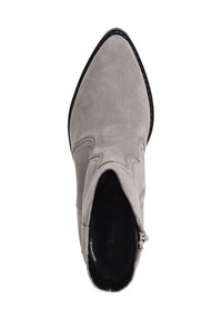 Botín de ante gris hasta el tobillo con punta afilada, detalle de cremallera lateral y costuras decorativas en la parte superior. Forro interior suave.
