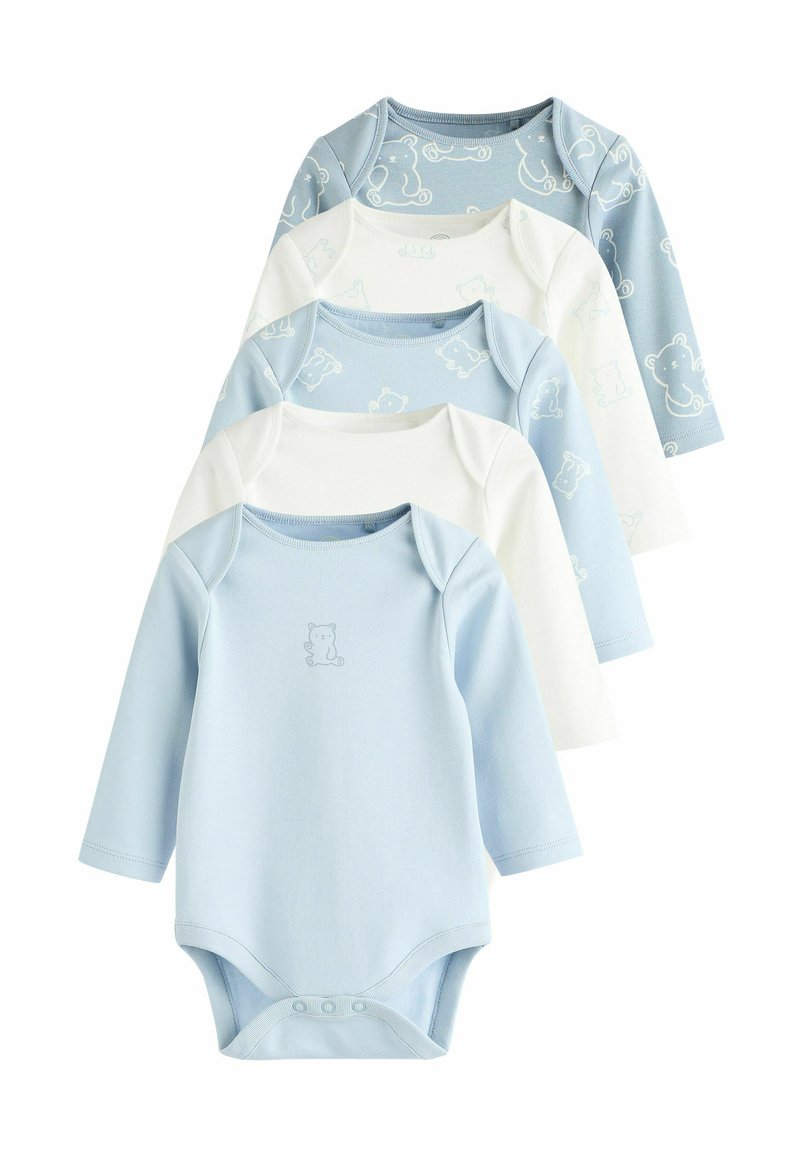 Set med fyra långärmade babykroppar i ljusblått och vitt. En av dem har en björngrafik; mjukt bomullsmaterial med tryckknappar i botten.