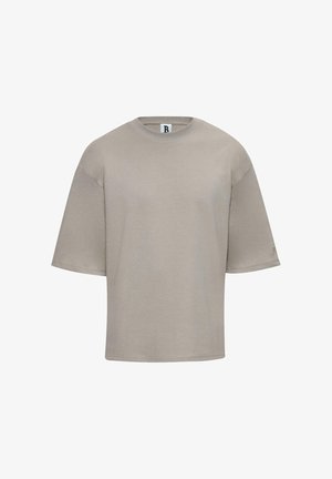 Lyhythihainen, pyöreäkauluksinen t-paita vaaleassa beigeessä puuvillassa. Ominaisuuksiin kuuluu rento istuvuus, sileä tekstuuri ja hienovarainen brändäys hihassa.