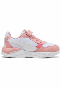 Chaussure de sport rose et blanche avec des matériaux en mesh et synthétiques, dotée d'une sangle Velcro, d'un bout arrondi et d'une semelle en caoutchouc texturé.
