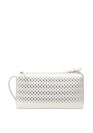 Pochette en cuir blanc avec un motif perforé, de forme rectangulaire, fermeture éclair et une anse sur le côté. Design texturé et élégant.
