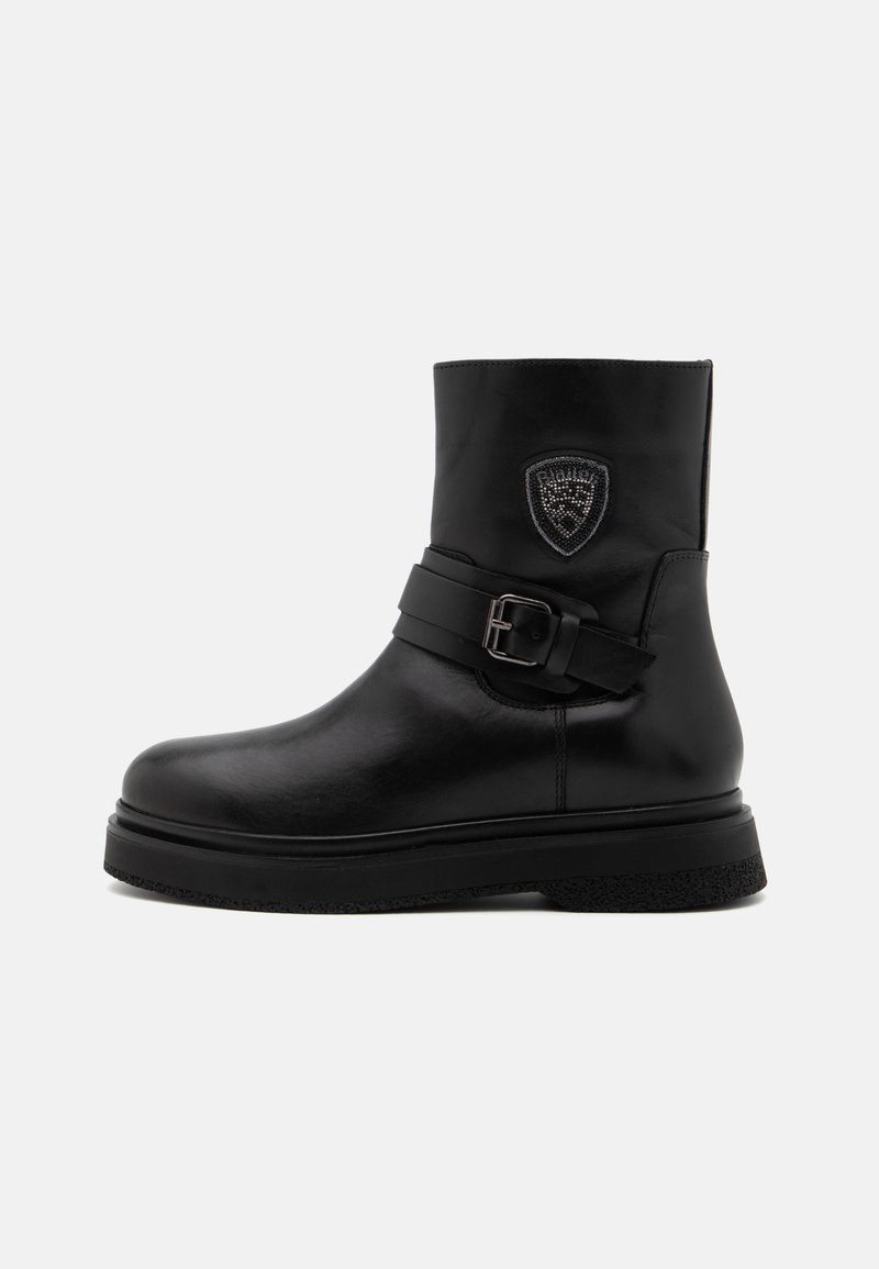 Zwarte leren enkellaarsjes met een ronde neus, zijgespelde band en een gestructureerde zool. Bevat een schildvormig embleem aan de buitenzijde.