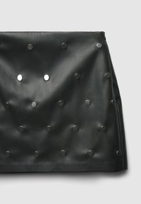 Borsa a tracolla in pelle nera con superficie testurizzata, caratterizzata da borchie in metallo di colore argento disposte in un motivo a griglia. Chiusura con zip nella parte superiore.