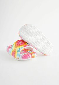 Sandales à glissière tie-dye avec des motifs multicolores en rose, jaune et bleu, dotées d'une semelle texturée blanche et d'un design ouvert à l'avant.