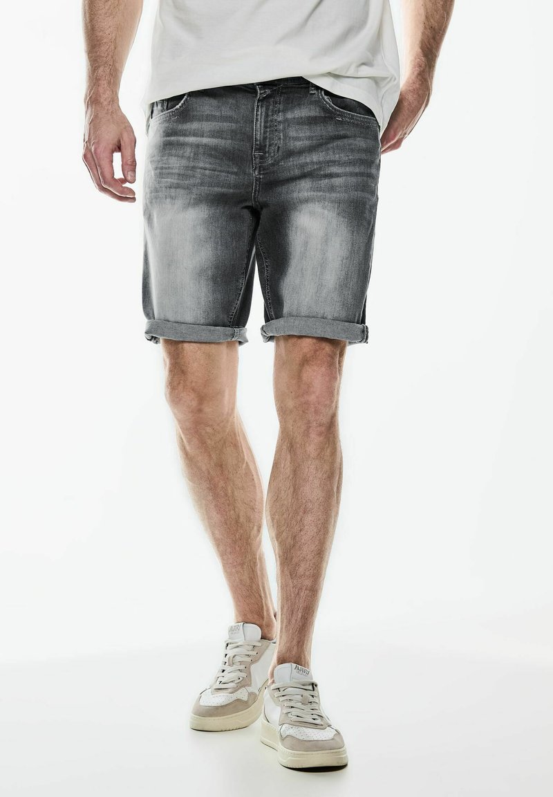 Pánské šedé denim šortky s vybledlým vzhledem, ohrnutými lemy, pěti kapsami a tradičním zapínáním na knoflík a zip.