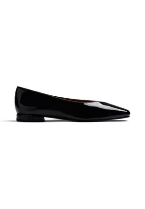 Scarpa piatta nera in pelle verniciata con punta appuntita e tacco basso, mostrata di profilo su sfondo bianco.