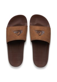 Bruine slidesandalen met een zachte stoffen band en een gestructureerde rubberen zool. De band heeft een verhoogd logo-embleem. Plat ontwerp voor gemakkelijk dragen.