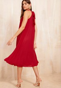 Friends Like These HALTER NECK MIDI-REGULAR FIT - Freizeitkleid - red
