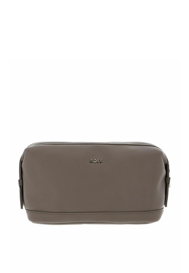 Pochette en cuir synthétique brun texturé avec fermeture éclair et logo embossé à l'avant. Forme rectangulaire compacte avec accents latéraux.