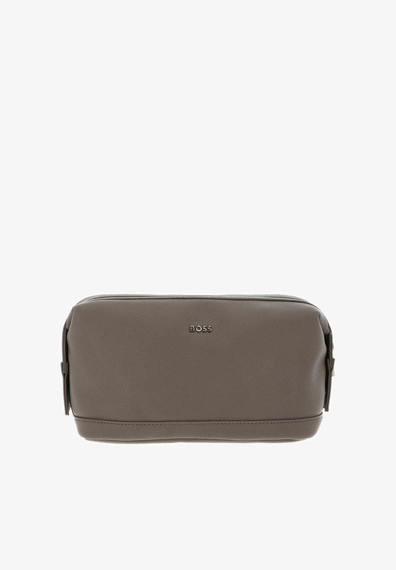 Pochette en cuir synthétique brun texturé avec fermeture éclair et logo embossé à l'avant. Forme rectangulaire compacte avec accents latéraux.
