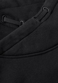 Svart sweatshirttyg med en slät textur, lagerdesign vid kragen och svart dragsko-hårdvara för justering.