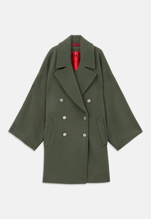 Cappotto verde oliva in morbido misto lana, con ampio colletto, bottoni doppi in argento e tasche laterali. Fodera interna rossa.