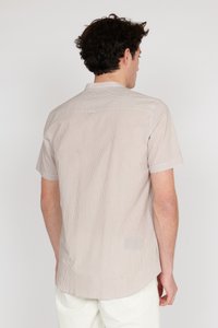 Korte mouwen overhemd in lichtbeige met smalle verticale strepen. Heeft een rugpand en subtiele stikseldetails. Zachte, gladde stofstructuur.