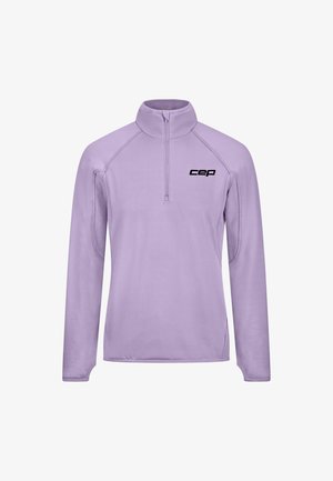 Hellvioletter Langarm-Pullover mit einem halbhohen Reißverschluss am Kragen, mit strukturierten Seitenpaneelen und einem schwarzen Logo auf der Brust.