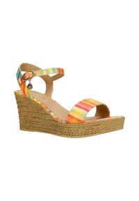 Sleehak sandaal met meerkleurige, slangachtige banden, enkelgesp en een textuurrijke gevlochten plateauzool.