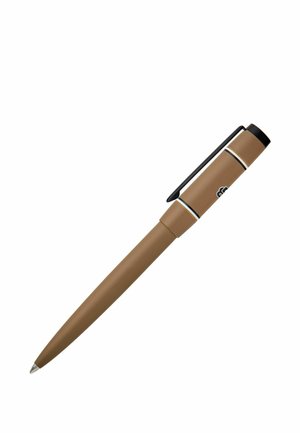 Stylo à bille marron avec clip noir et anneau blanc près du capuchon, présenté sur un fond blanc.