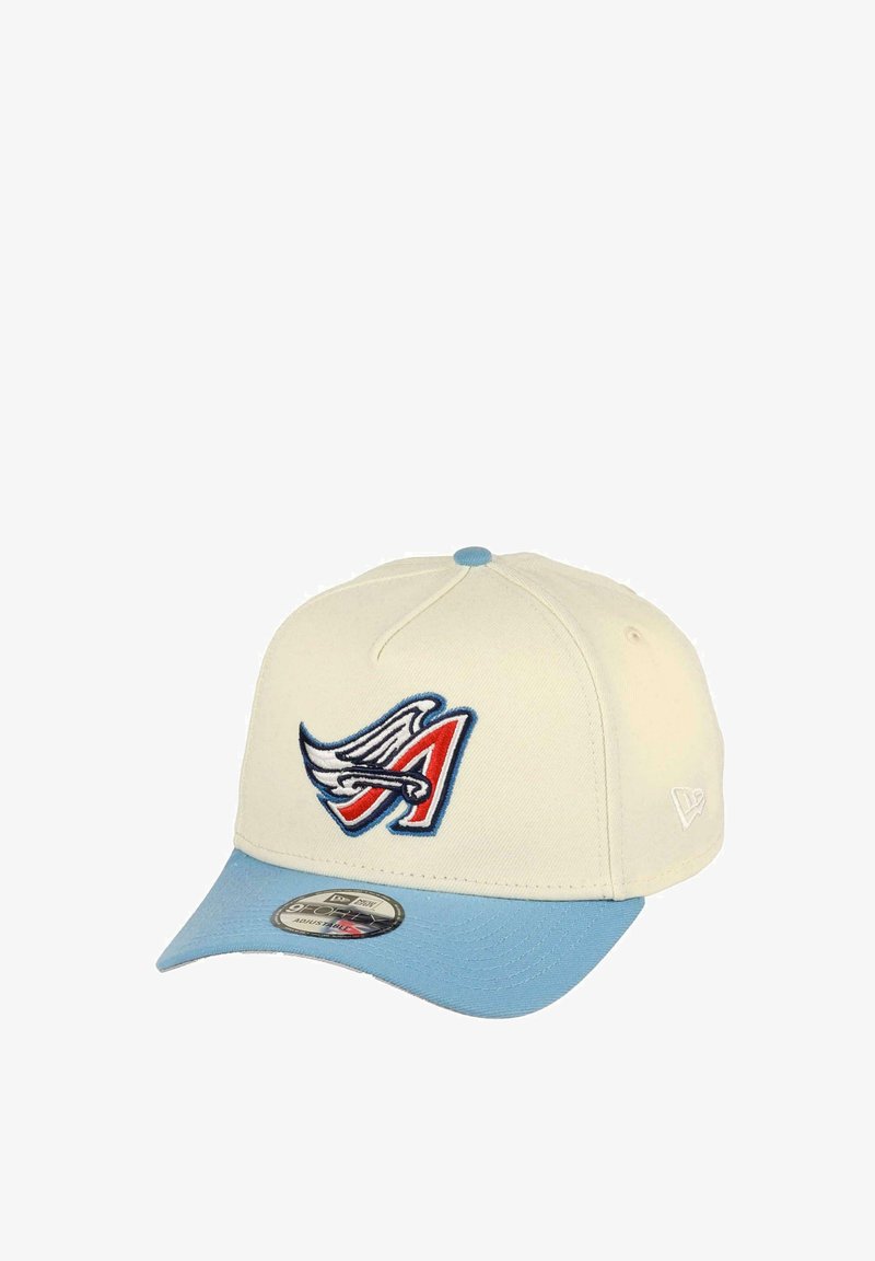 Cremefarbene Baseballmütze mit einem blauen Schirm und einem vorne gestickten Logo, das einen Flügel und den Buchstaben "A" in roten und blauen Akzenten zeigt.