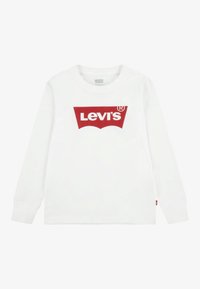 Tricou alb cu mâneci lungi din bumbac, cu un logo mare roșu Levi's pe față și o etichetă mică roșie pe mânecă.