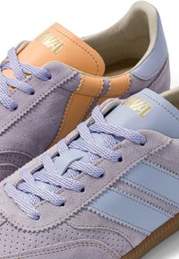 Paire de baskets en suède avec des panneaux pastel violet et pêche, des lacets violets assortis, un embout perforé et un marquage doré "BAIVAL" sur les languettes.