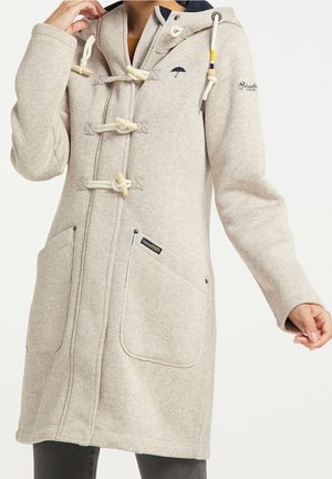 Manteau duffle beige clair à capuche avec fermetures à bascule en bois, deux poches avant et logo parapluie brodé sur la poitrine.