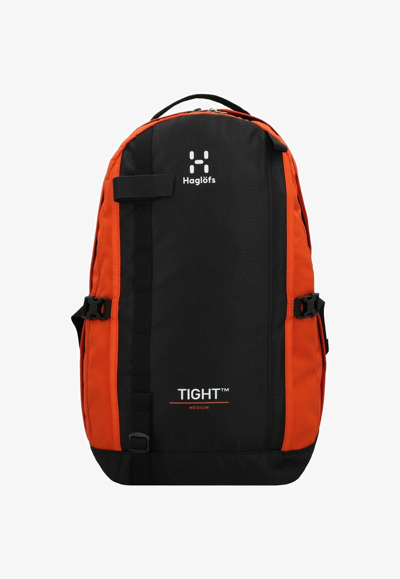 Mochila de tamaño mediano hecha de nylon negro y naranja duradero, con correas ajustables, un logotipo y un diseño elegante y moderno.