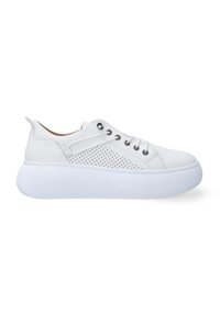 Weiße Plateau-Sneaker mit einem Obermaterial aus glattem Leder, gelochten seitlichen Details, abgerundeter Zehenpartie und flacher Gummisohle.