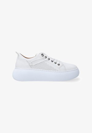 Weiße Plateau-Sneaker mit einem Obermaterial aus glattem Leder, gelochten seitlichen Details, abgerundeter Zehenpartie und flacher Gummisohle.