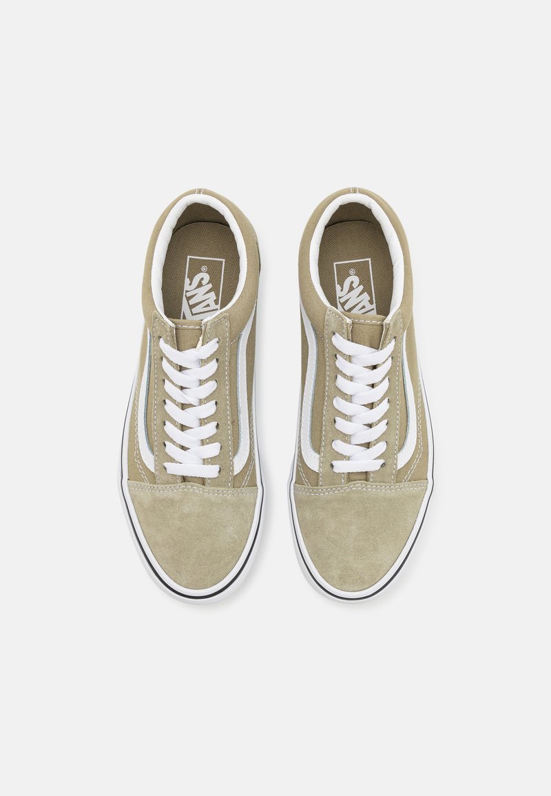 Zapatillas de ante verde claro con cordones blancos y franjas laterales, puntera redondeada y suela de goma negra en contraste. Logo en la plantilla.