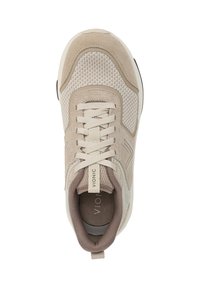 Beige en tan sneaker met textuurmesh en suede panelen, vetersluiting, gewatteerde kraag en een merklabel op de tong.