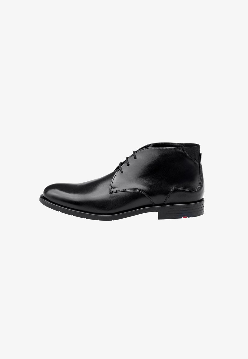 Stivale alla caviglia in pelle nera con design elegante, punta arrotondata, chiusura con lacci e finitura texture. Presenta un sottile accento colorato sulla suola.