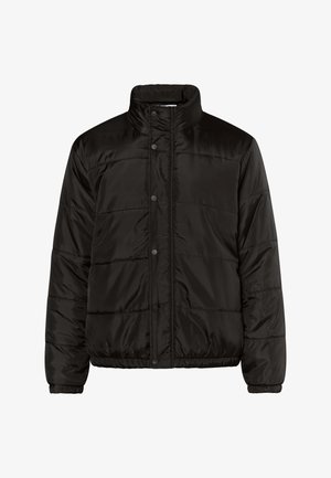 Schwarze gepolsterte Jacke mit hohem Kragen, Druckknopfverschluss, elastischen Bündchen und horizontal gesteppten Details. Glatte, glänzende Textur.