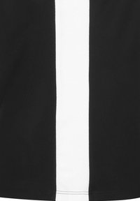 Schwarzer Stoff mit einem vertikalen weißen Streifen in der Mitte. Glatte Textur, mit einem sauberen, einheitlichen Design. Der Saum ist gleichmäßig genäht.