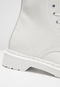 Dr. Martens Botines con cordones - white