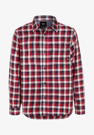 Chemise à manches longues, boutonnée, avec un motif à carreaux rouge, blanc et bleu marine, deux poches poitrine et une étiquette de la marque Vans sur la poche.