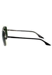 Occhiali da sole con montatura in metallo, lenti verdi e aste nere. Il design presenta una forma aerodinamica e un logo discreto sulle aste.