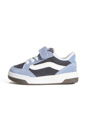 Niebieski i granatowy zamszowy sneaker z białymi akcentami, gumową podeszwą, sznurowadłami i zapięciem na rzep oraz perforowanymi detalami po bokach.