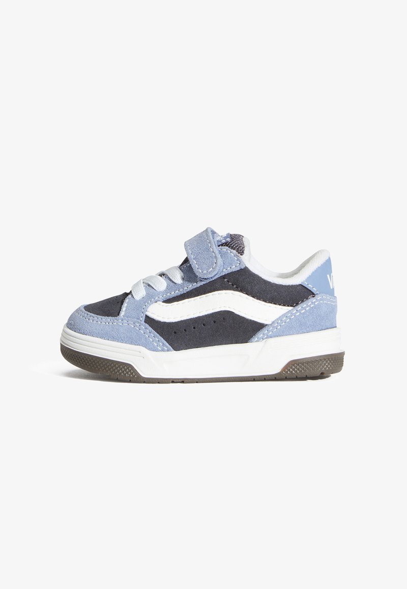Scarpa da ginnastica in suede blu e navy con accenti bianchi, suola in gomma, chiusure con lacci e velcro, e dettagli traforati sui lati.