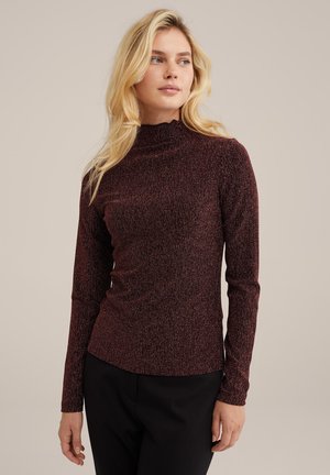 Bordeaux lange mouwen top met opstaande kraag, gemaakt van textiel met subtiele glans. Heeft een getailleerd ontwerp en een gerimpelde kraag.