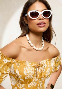 Lipsy Aurinkolasit - white