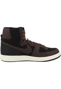 Vysoké tenisky s černou látkou a hnědými koženými doplňky. Vybavení zahrnuje bílou mezipodešev, hnědé tkaničky a texturovaný design svršku.