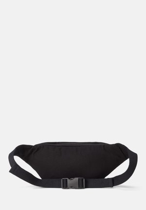 Sac banane en tissu noir avec sangle réglable et boucle en plastique, montré sur un fond blanc uni.