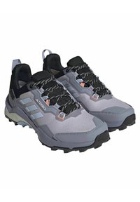 Leichte graue Trailschuhe mit schwarzen Akzenten, strukturierter Synthetik-Oberfläche, mehrfarbigen Schnürsenkeln und strapazierfähiger schwarzer Laufsohle für guten Halt.