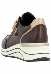 Sneaker da donna in pelle bordeaux con dettagli dorati, suola platform bianca, retro testurizzato e zip laterale.