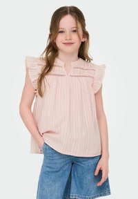Ljusrosa ärmlös blus med volangdetaljer vid axlarna, vertikala ränder och subtil spetsdetalj längs den främre knäppningen.
