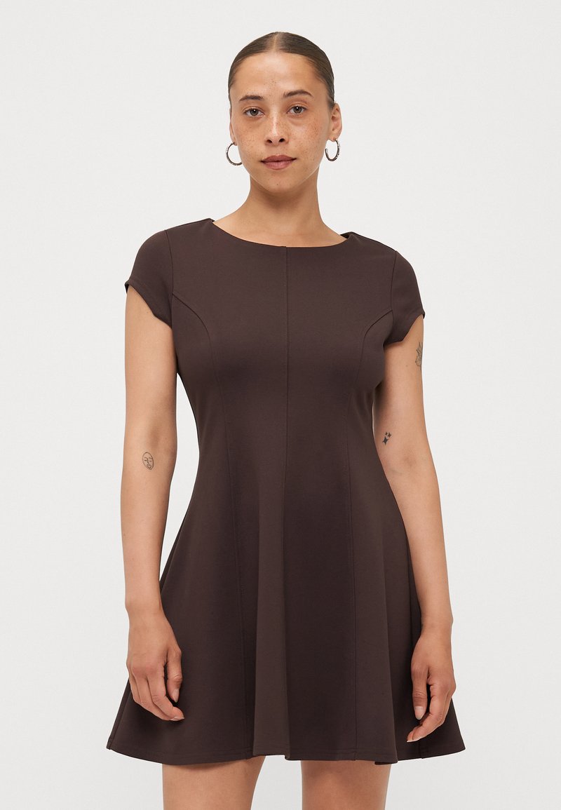 Robe ajustée brune avec des manches courtes, un col rond et une jupe évasée. Fabriquée dans un tissu lisse avec des détails en couture verticale.
