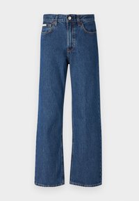 Jeans de denim azul con cintura alta, diseño de pierna recta y un ligero desgaste. Presenta un botón en la parte frontal, lazo para cinturón y un clásico estilo de cinco bolsillos.